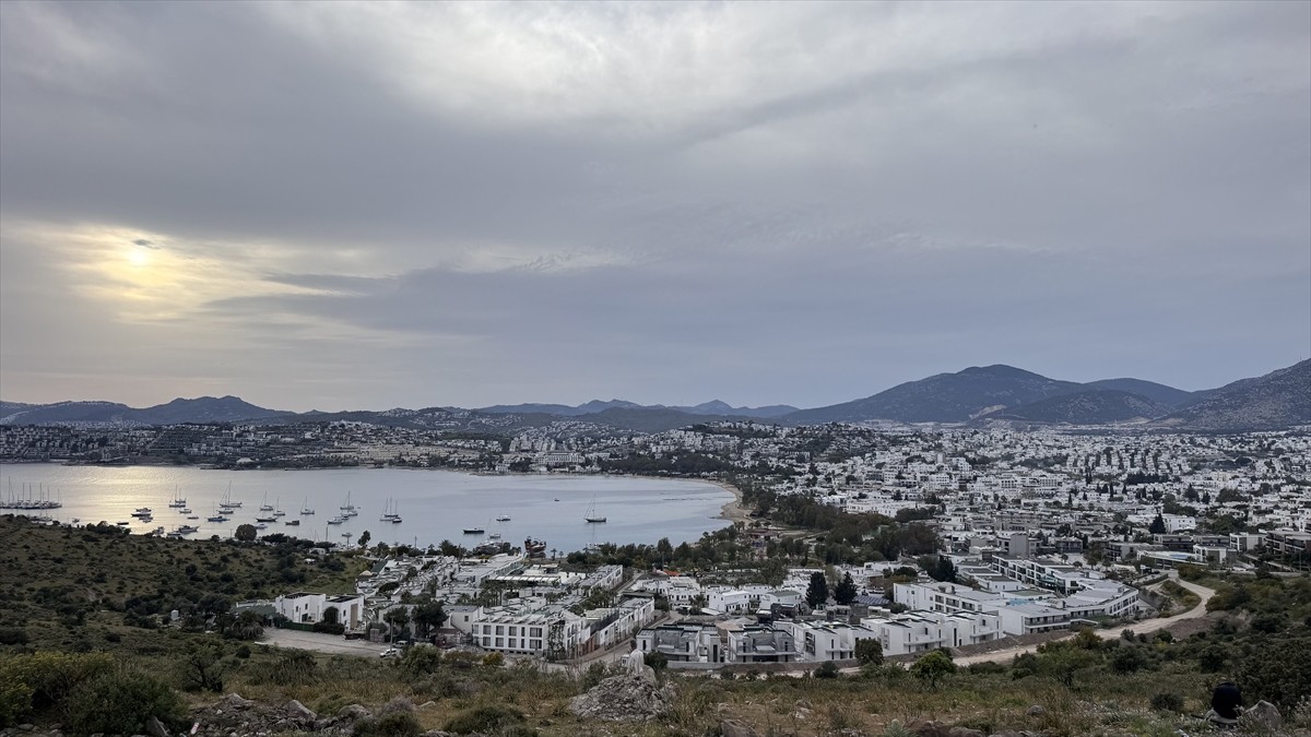 Doğal ve tarihi güzelliklerinin yanında mavinin bütün tonlarını barındıran koylarıyla da ünlü...