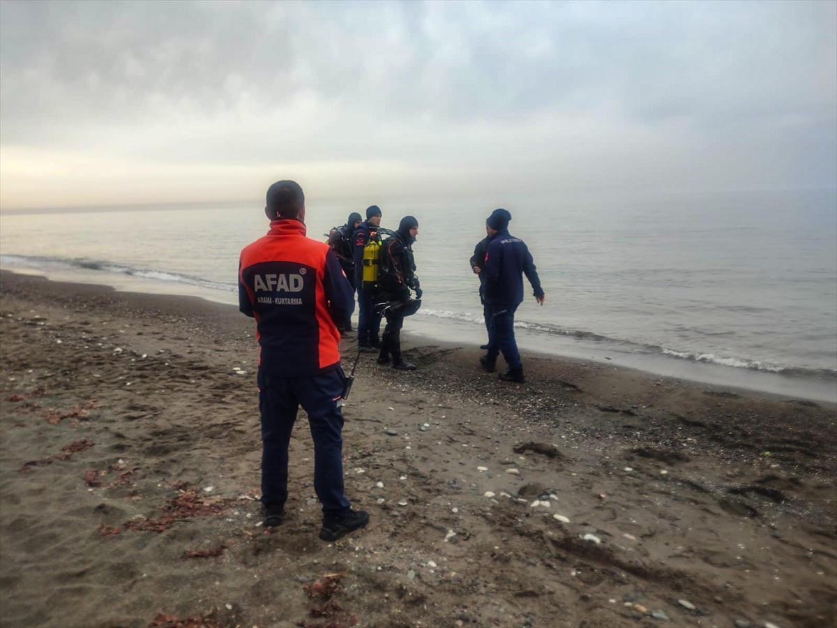 Düzce'nin Akçakoca ilçesinde, denize girdikten sonra bir daha çıkmadığı belirlenen kişi için arama...