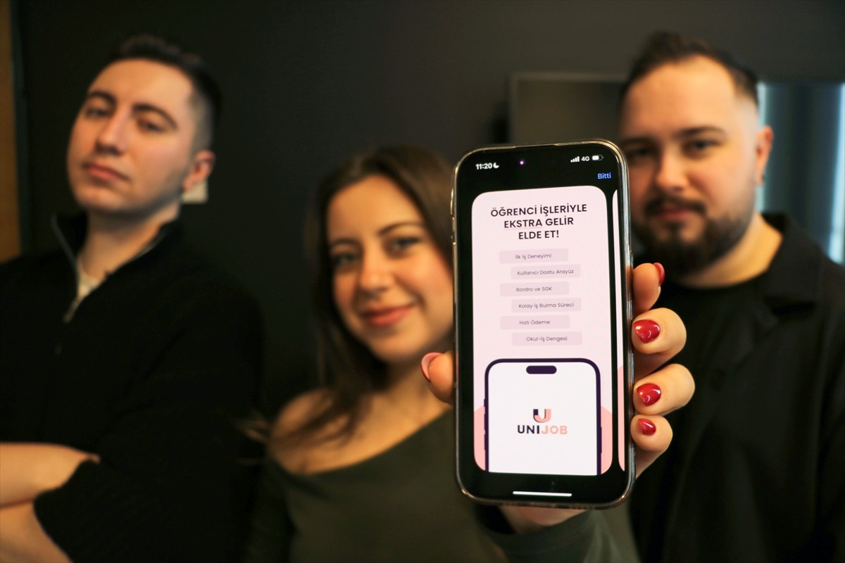 Ege Üniversitesi Bilgisayar Mühendisliği öğrencileri Mahdi Sarhangi (ortada) ve Ziya Berk Kaplan...