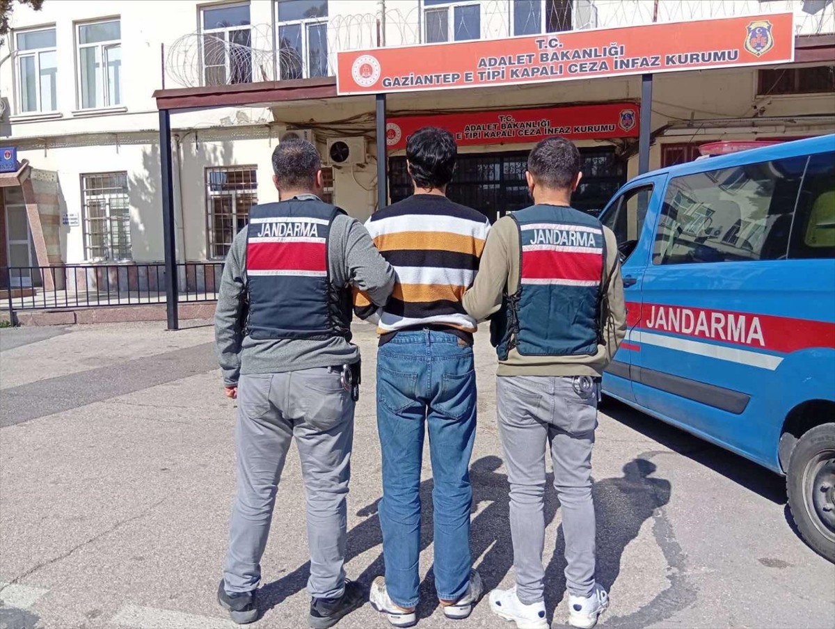 Gaziantep'te terör örgütü PKK/YPG'ye yönelik operasyonda 2 zanlı gözaltına alındı. Suriye'nin...
