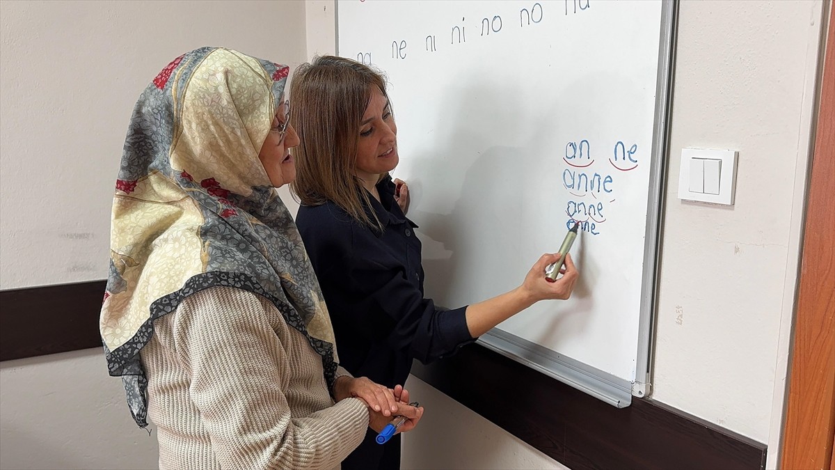 Giresun'da okuma yazma bilmediği için çeşitli zorluklarla karşılayan 65 yaşındaki Ayşe Demir...