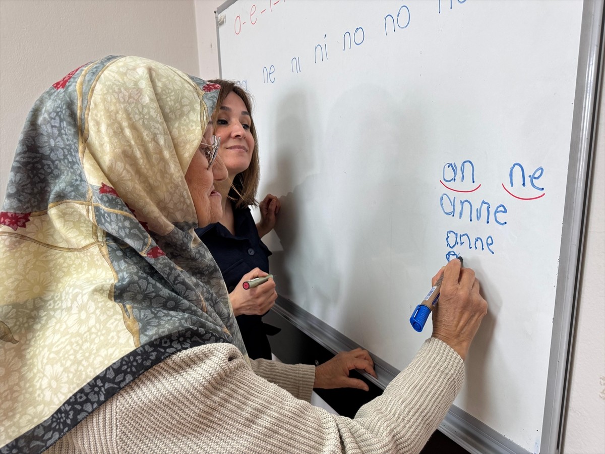 Giresun'da okuma yazma bilmediği için çeşitli zorluklarla karşılayan 65 yaşındaki Ayşe Demir...