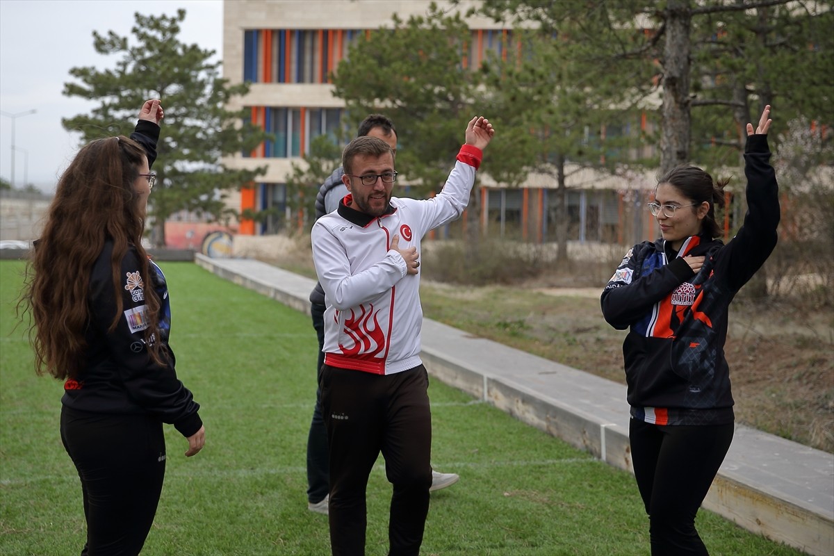 Hitit Üniversitesinde öğretim gören Derya (sağda), Hasan (ortada) ve Gamze Dündar (solda)...
