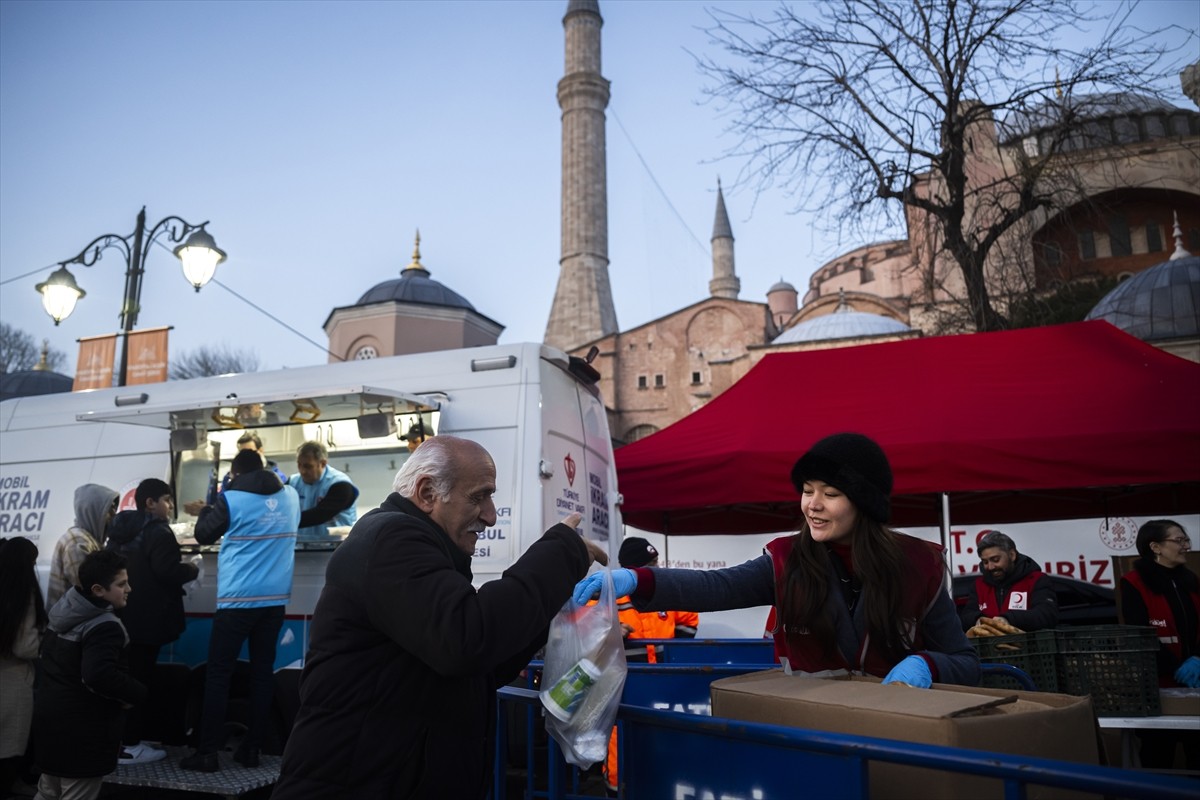 İstanbul'da bazı vatandaşlar ramazan ayının ilk iftarını yapmak için Sultanahmet Meydanı'na geldi....