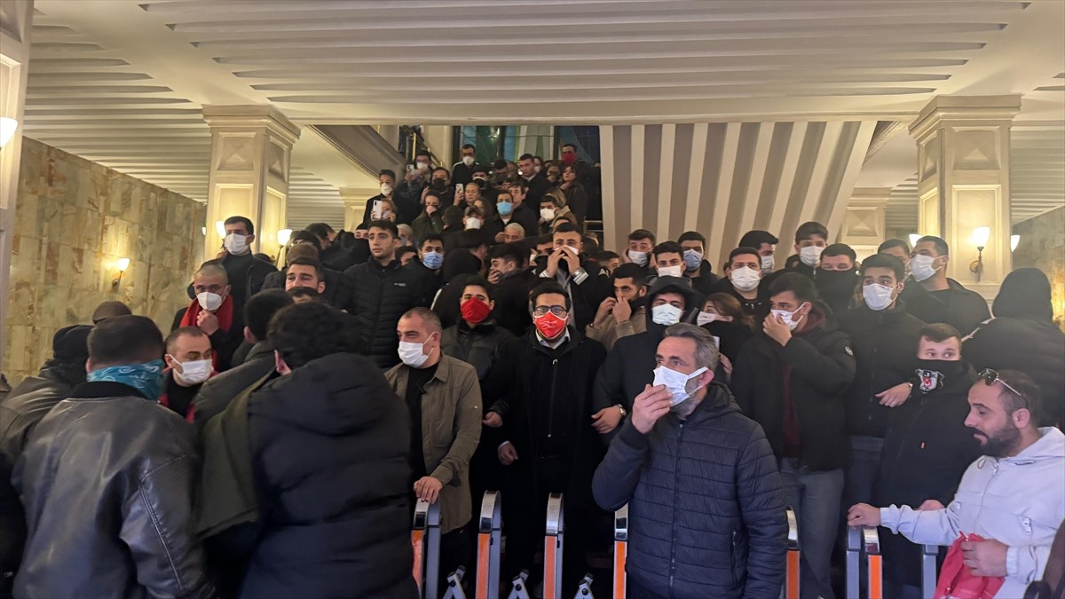 İstanbul Büyükşehir Belediyesine (İBB) yönelik yolsuzluk ve terör soruşturmasını protesto amacıyla...