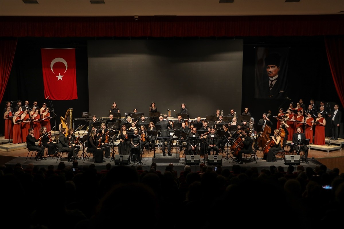 İstanbul Devlet Senfoni Orkestrası (İDSO), Çanakkale Deniz Zaferi'nin 110. yıl dönümü dolayısıyla...