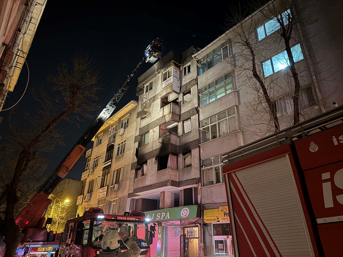 İstanbul Kartal'da metruk binada çıkan yangın itfaiye ekiplerince söndürüldü.