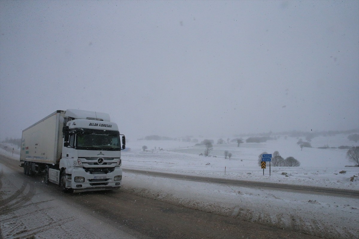  Kar yağışı ve tipinin etkili olduğu Tokat-Sivas kara yolunda sürücüler dikkatli ilerliyor.