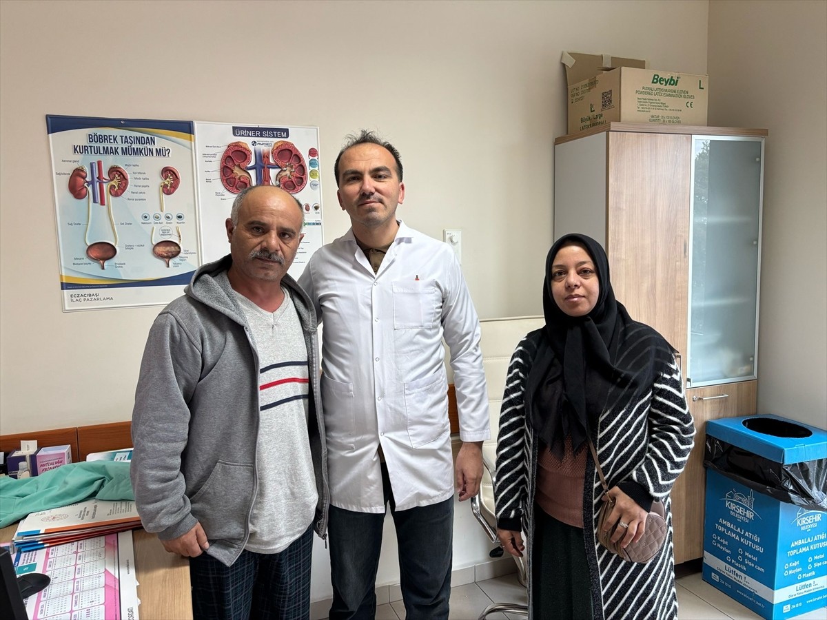 Kırşehir'de bir hastanın böbreğindeki 6 santimetrelik taş, kapalı ameliyatla alındı. Kırşehir...