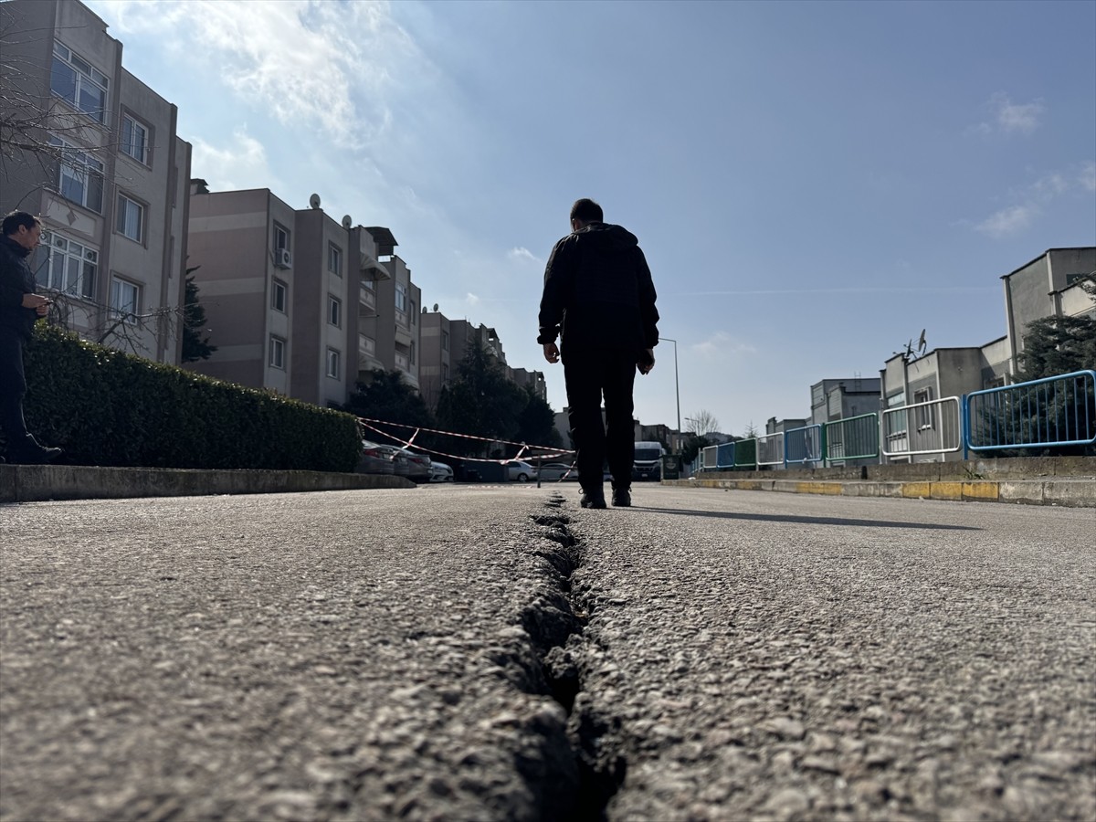Kocaeli'nin İzmit ilçesinde istinat duvarındaki kayma nedeniyle sokağın bir bölümü trafiğe...