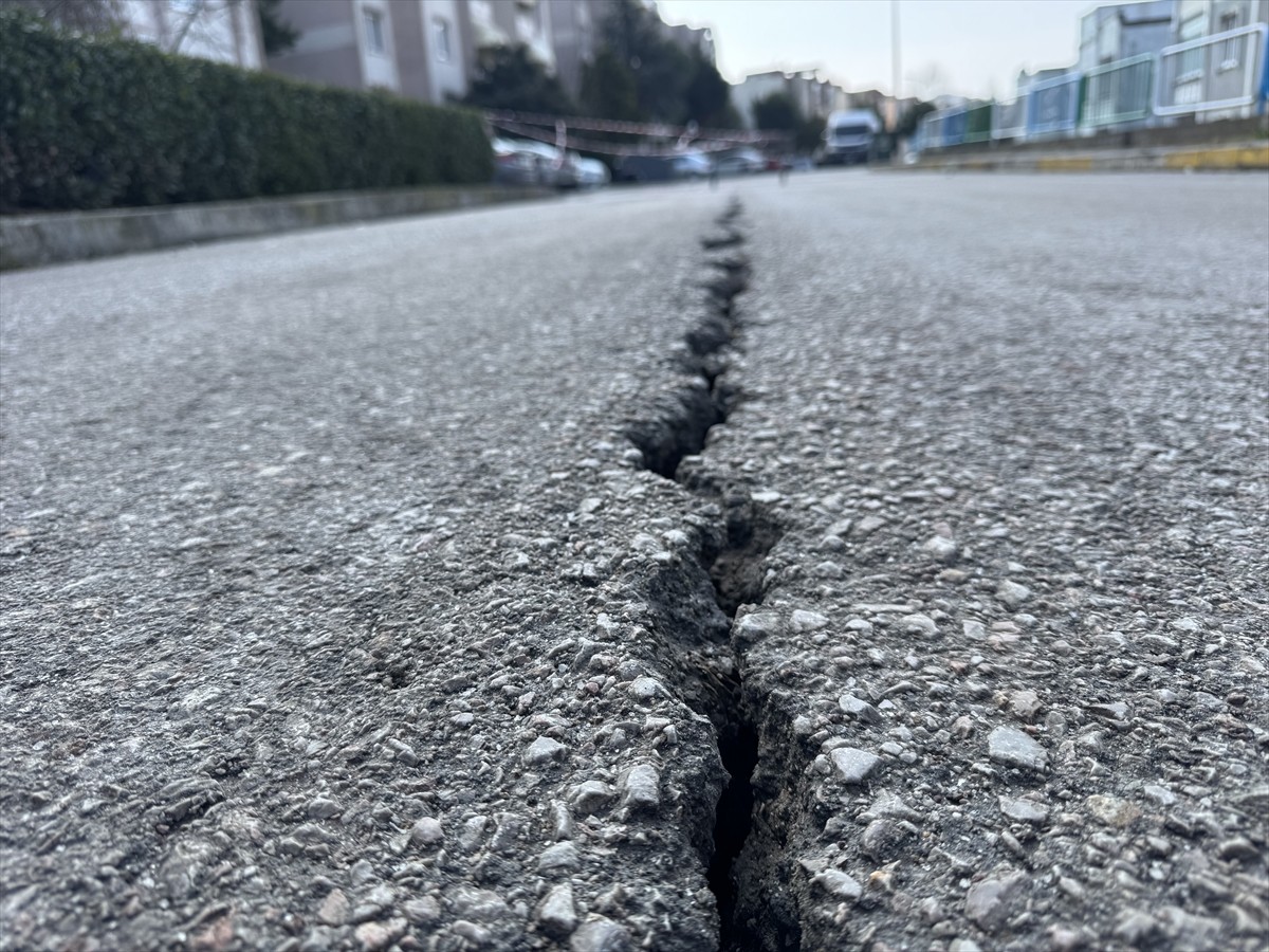 Kocaeli'nin İzmit ilçesinde istinat duvarındaki kayma nedeniyle sokağın bir bölümü trafiğe...
