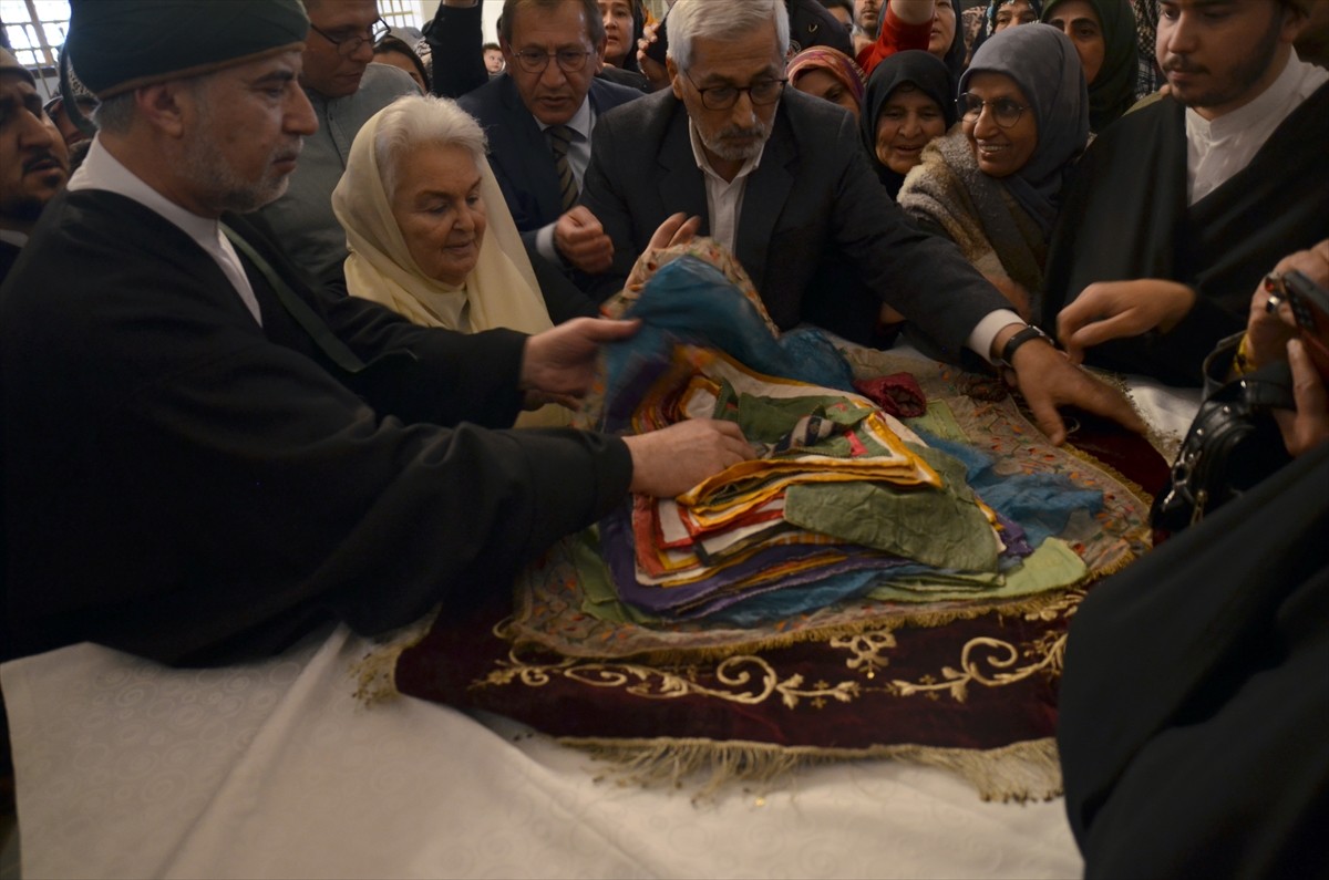 Konya'da Mevlana Müzesi'ne, Kadir Gecesi dolayısıyla Sakal-ı Şerif getirildi.