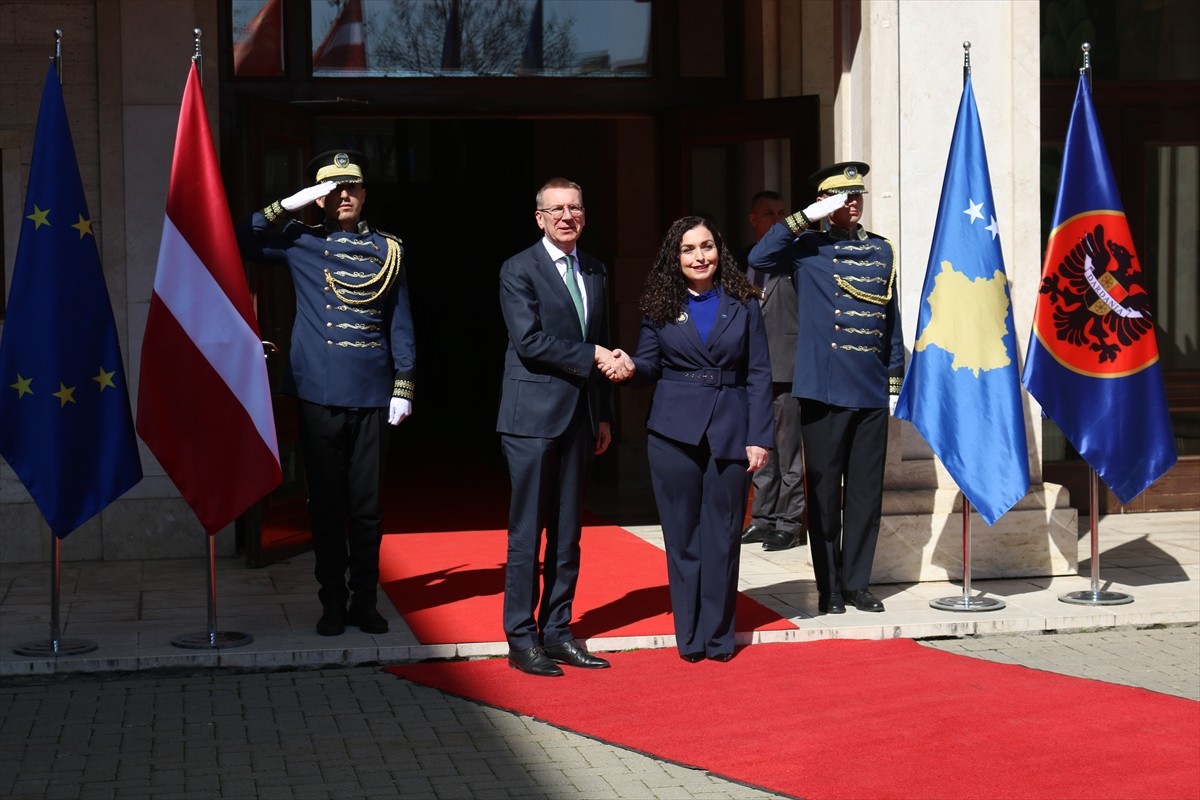 Kosova Cumhurbaşkanı Vjosa Osmani (sağda) ile Letonya Cumhurbaşkanı Edgars Rinkevics (solda)...