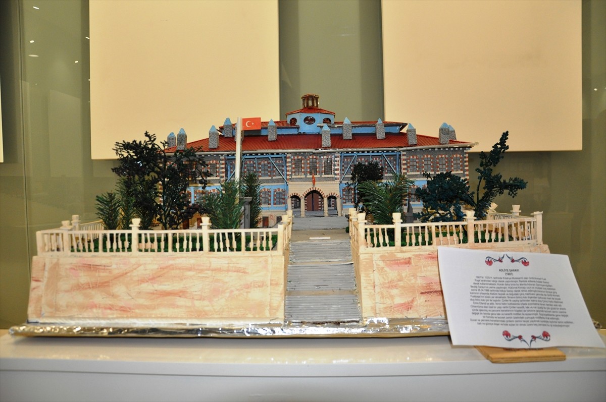 Kütahya'nın tarihi cami, konak ve sembolik yapılarının maketlerini yapan İbrahim Güneş'in "Zamanın...