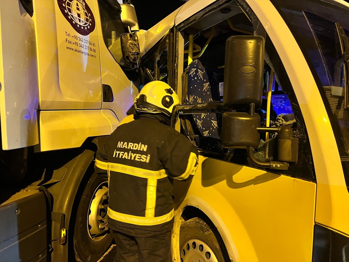 Mardin'in Nusaybin ilçesinde tır ile minibüsün çarpışması sonucu 4 kişi yaralandı.