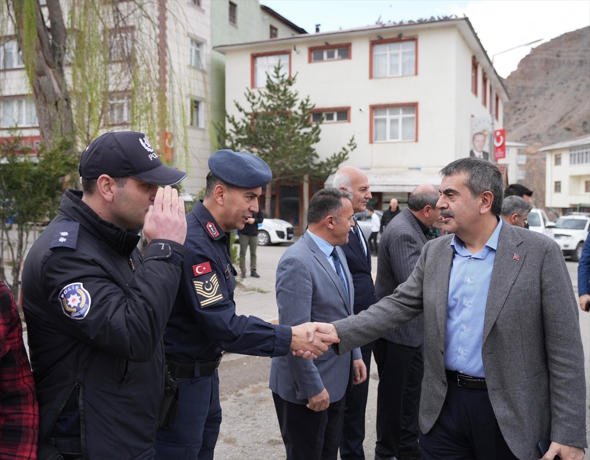 Milli Eğitim Bakanı Yusuf Tekin, Erzurum'un Uzundere ilçesinde vatandaşlarla bayramlaştı, ilçe...