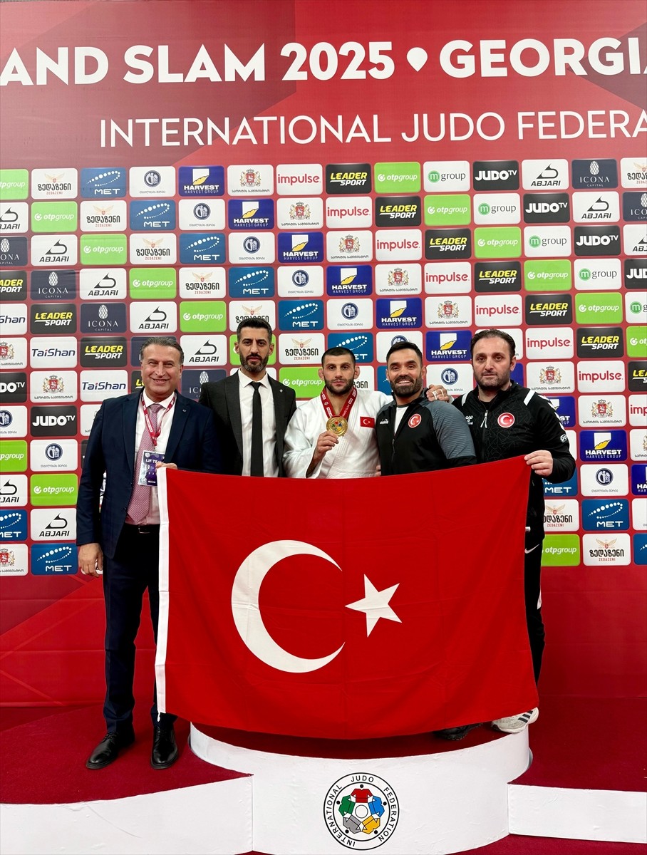 Milli judocu Vedat Albayrak, Gürcistan düzenlenen Tiflis Grand Slam'da altın madalya elde etti.