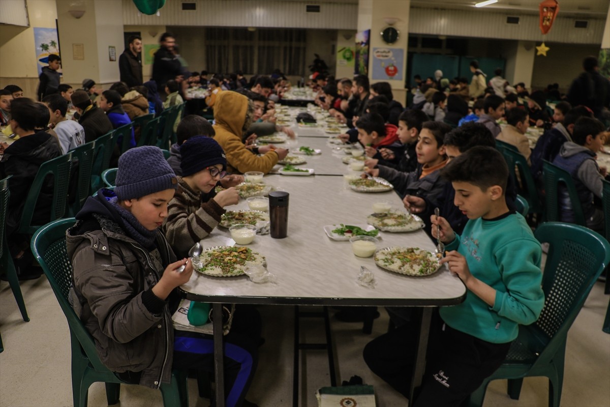 Muştu Gençlik üyeleri, Suriye'nin başkenti Şam'da yaklaşık 300 öğrenci için "kardeşlik iftarı"...