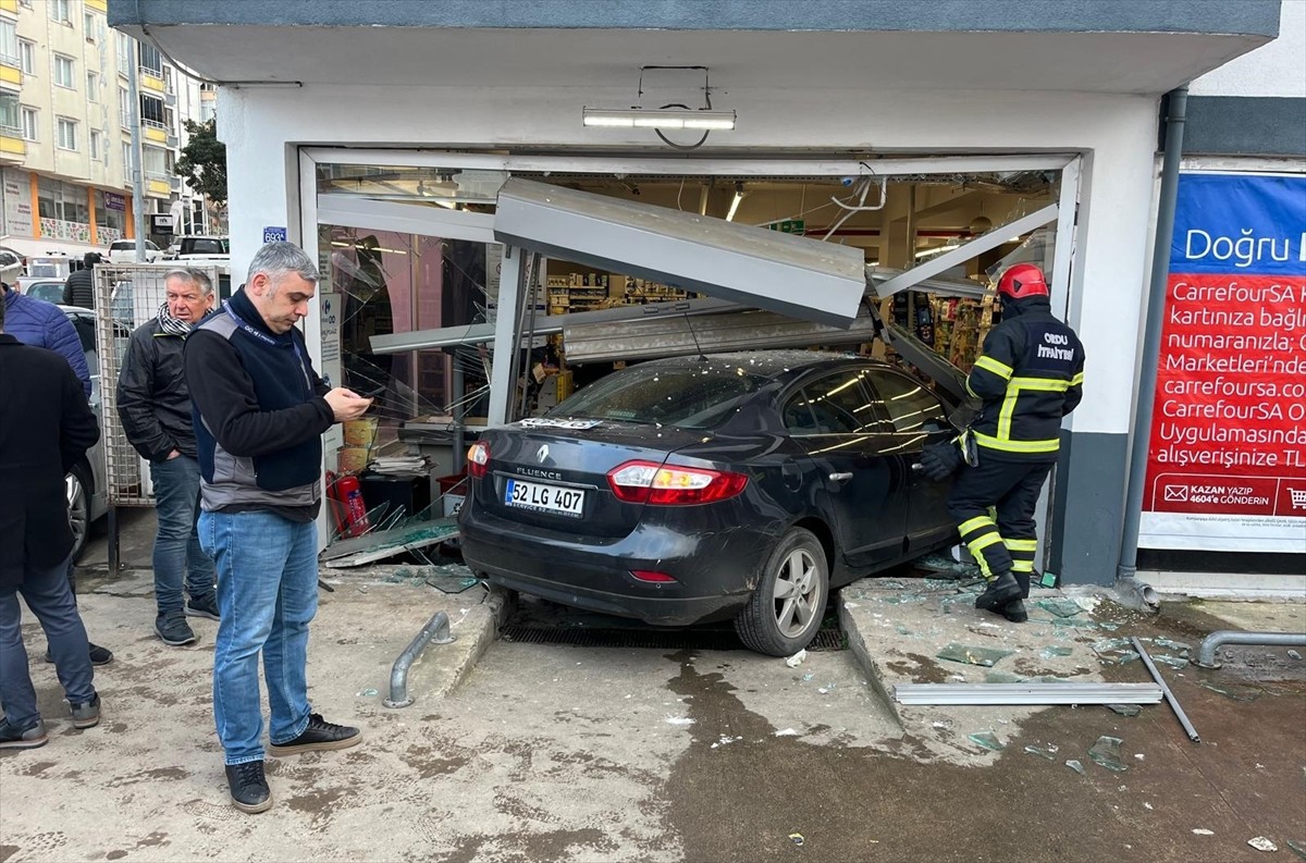 Ordu'nun Ünye ilçesinde otomobilin markete girmesi sonucu 3 kişi yaralandı. Bölgeye polis, itfaiye...