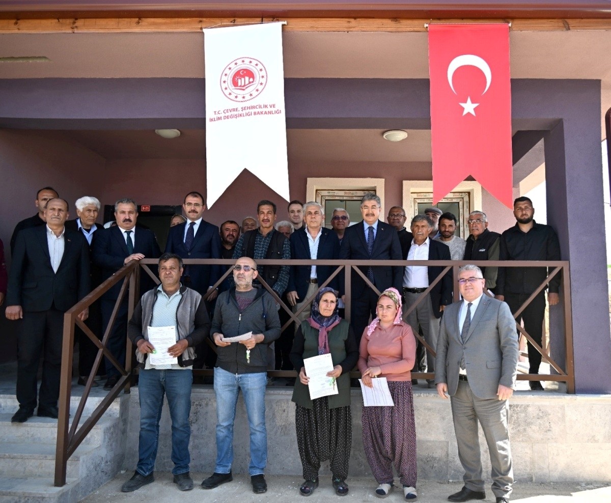 Osmaniye'nin Kadirli ilçesinde yapımı tamamlanan 32 köy evi, törenle hak sahibi depremzedelere...