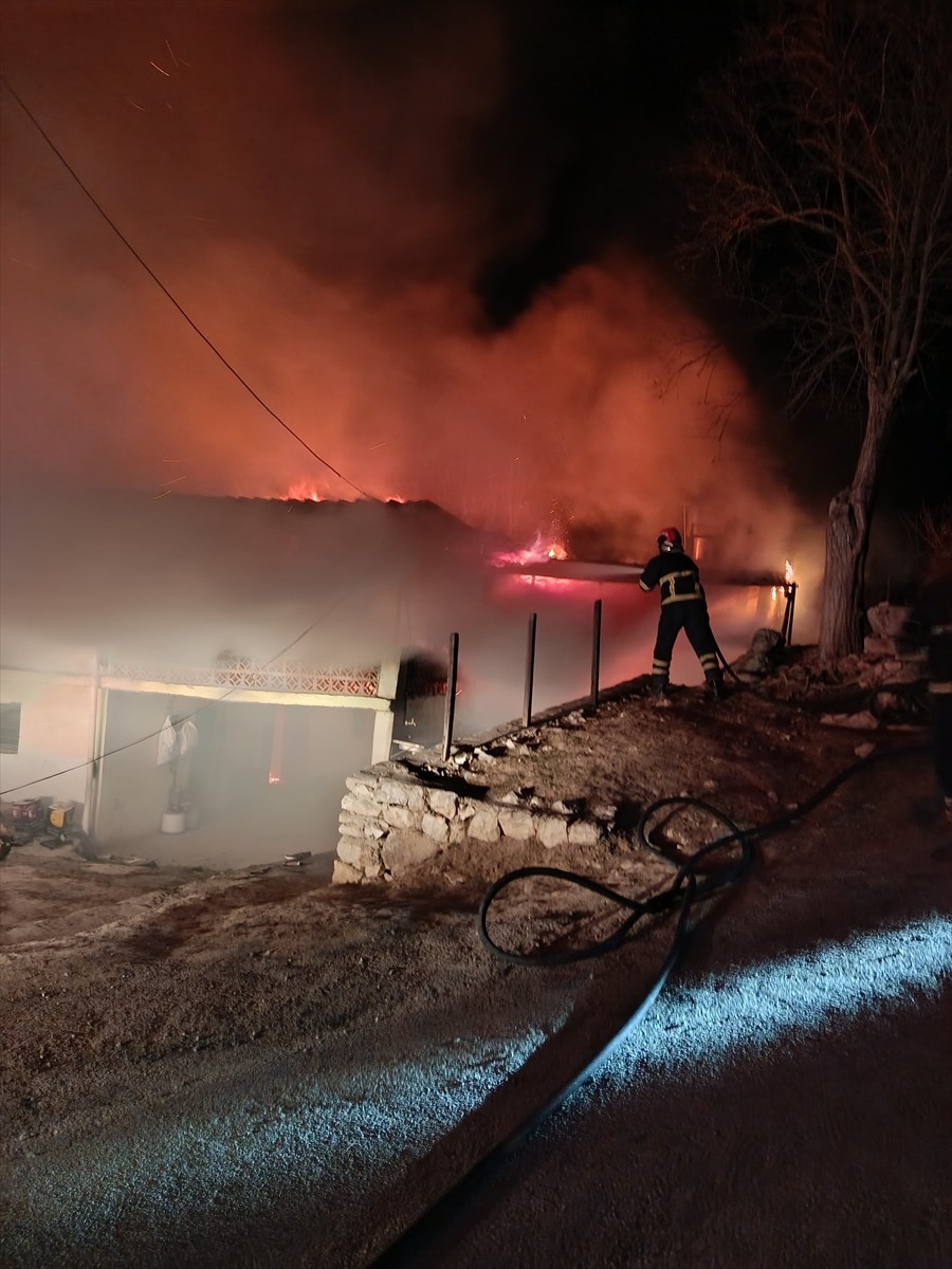 Osmaniye'nin Sumbas ilçesinde evde çıkan yangında 1 kişi dumandan etkilendi. İtfaiye ekiplerinin...