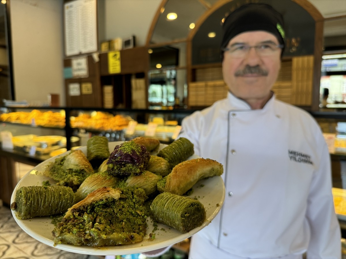 Ramazan Bayramı öncesi bayram tatlıları tezgahlarda yerini alırken, çoğu sektörde başlayan bayram...