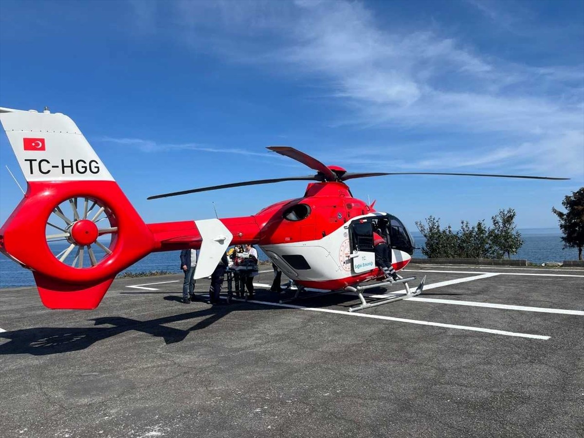 Rize'de zatürre (pnömoni) tedavisi gören 4 aylık bebek, ambulans helikopterle Elazığ'daki...
