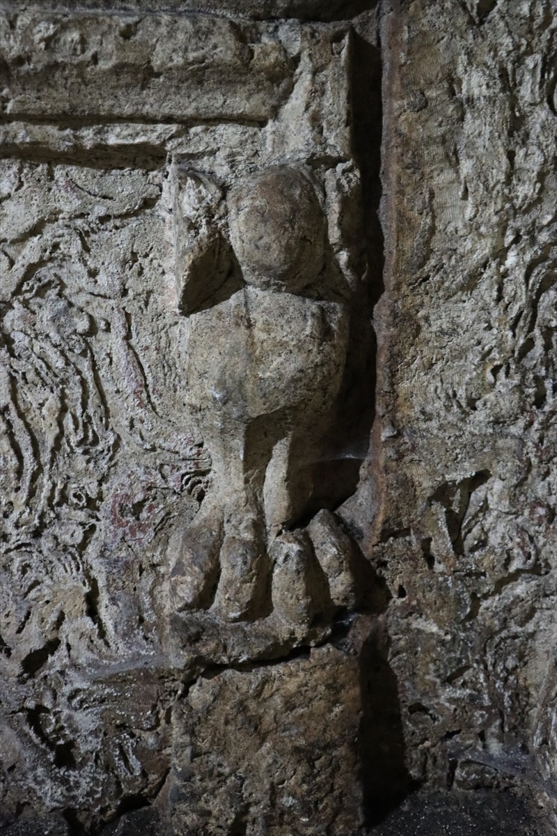 Şanlıurfa'da bir evin avlusunda bulunan kaya mezarı envantere kaydedildi.  