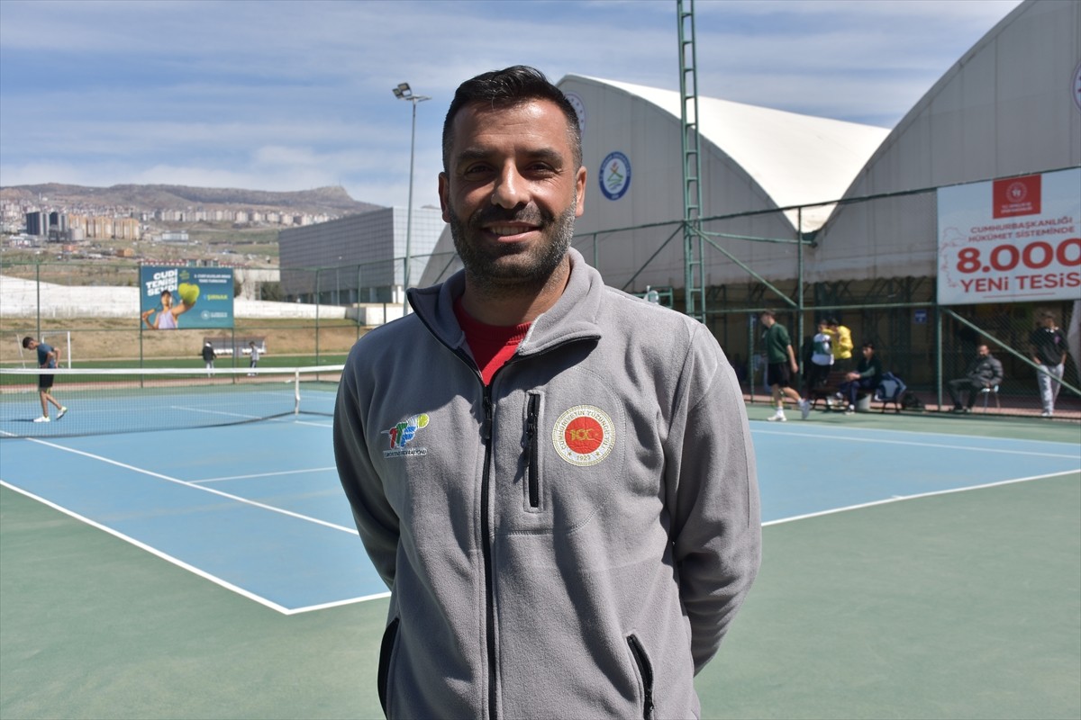 Şırnak'ta, Türkiye Okul Sporları Federasyonu tarafından düzenlenen Genç Kızlar ve Erkekler Tenis...