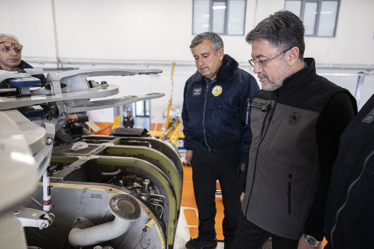 Tarım ve Orman Bakanı İbrahim Yumaklı, Orman Genel Müdürlüğü Havacılık Daire Başkanlığı'nda orman...