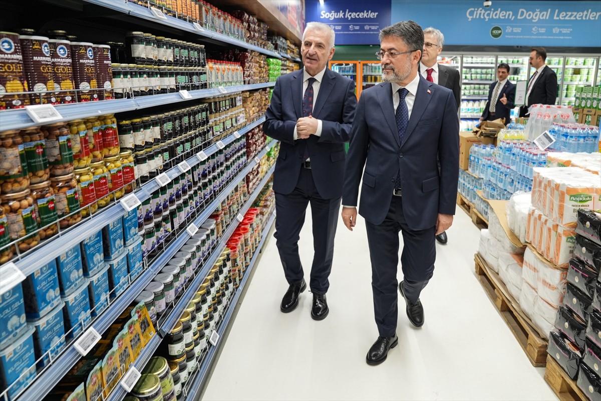 Tarım ve Orman Bakanı İbrahim Yumaklı (sağda), Kısıklı'daki Tarım Kredi Kooperatifi Marketi'ni...