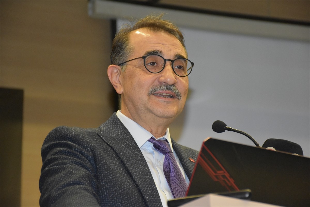 TBMM Yapay Zeka Araştırma Komisyonu Başkanı Fatih Dönmez, Eskişehir Teknik Üniversitesi'nde (ESTÜ)...