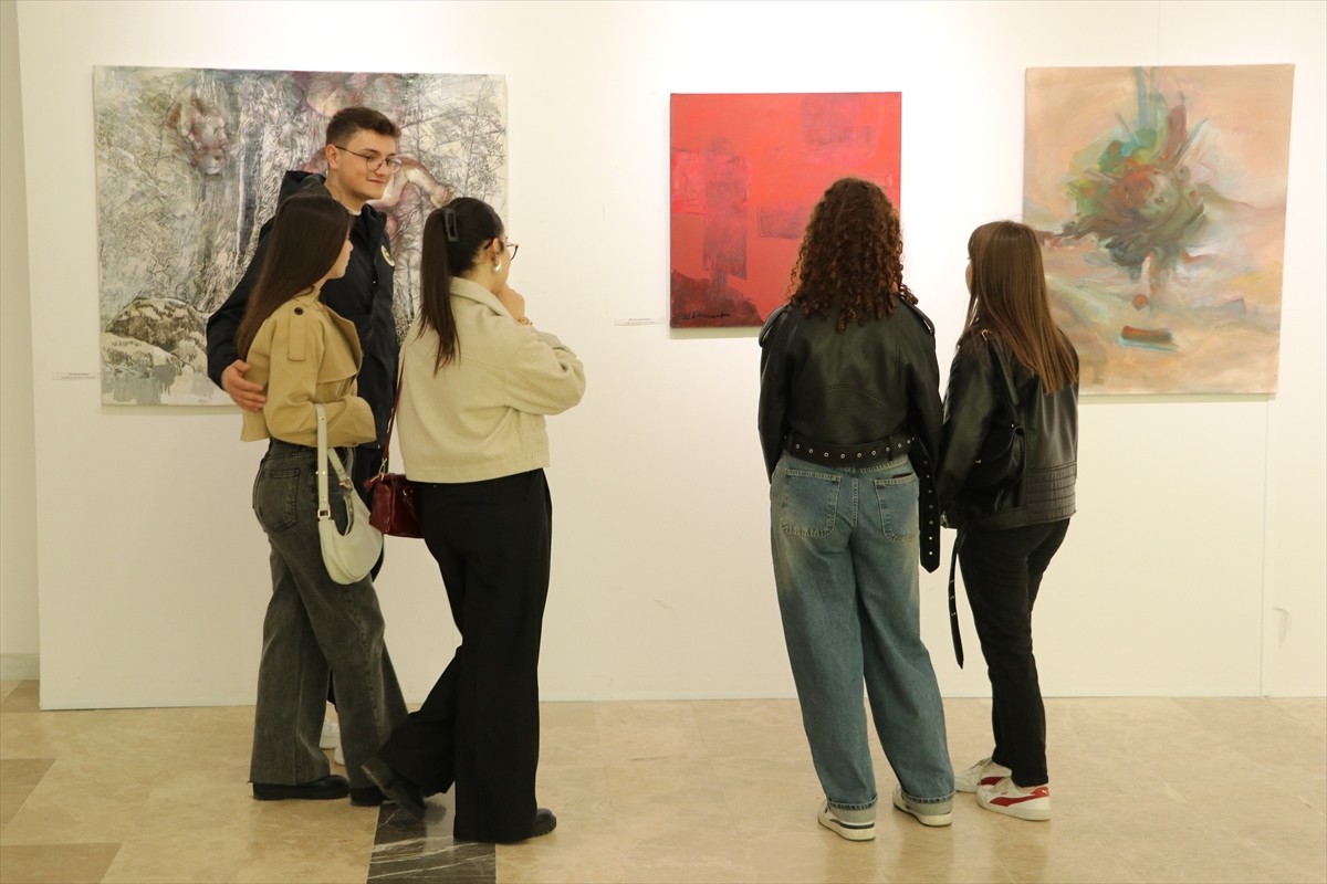 Tekirdağ'da "Sanatçı Kadın Akademisyenler" adlı resim sergisi açıldı. Namık Kemal Üniversitesi...