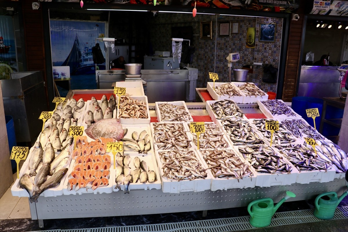 Trabzon'da balıkçı tezgahlarında mezgit ve istavritin kilogramı 100 liradan alıcı buluyor.