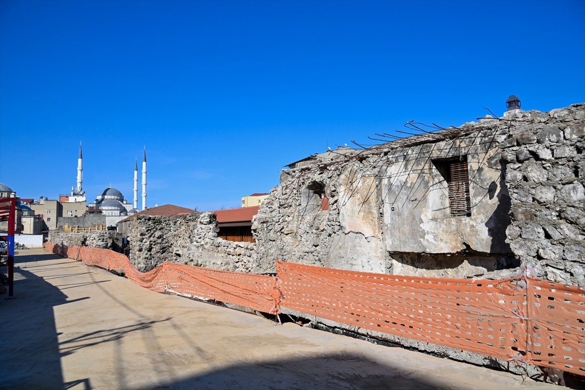 Trabzon'un Ortahisar ilçesinde, tarihi surlardaki restorasyonun tamamlanmasının ardından bölgede...