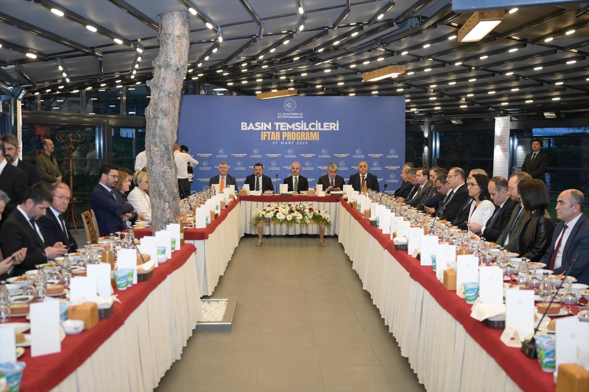 Ulaştırma ve Altyapı Bakanı Abdulkadir Uraloğlu, basın mensuplarıyla bir araya gelerek, Suriye ile...