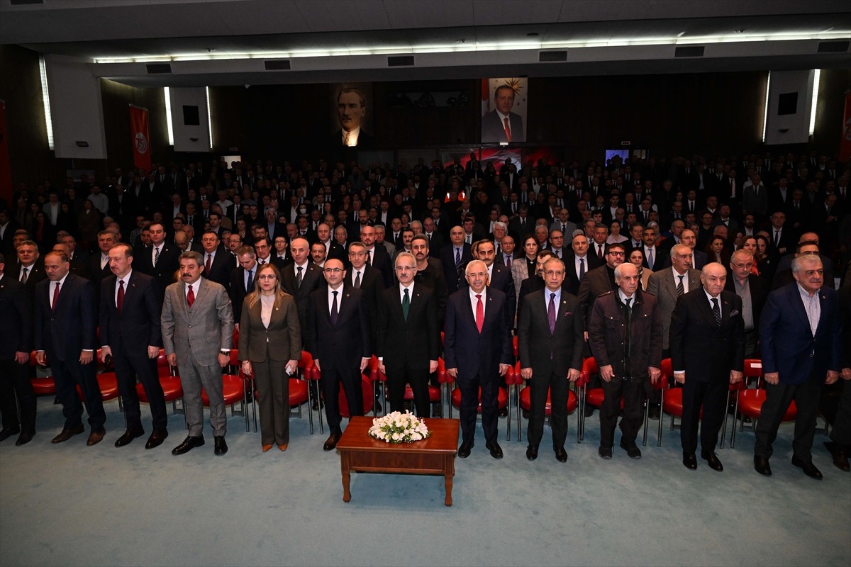Ulaştırma ve Altyapı Bakanı Abdulkadir Uraloğlu (ortada), Karayolları Genel Müdürlüğünde...