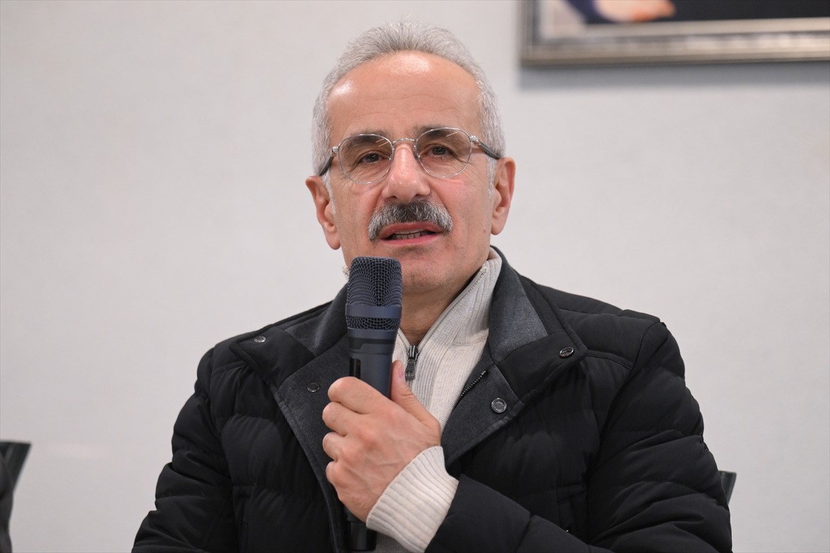 Ulaştırma ve Altyapı Bakanı Abdulkadir Uraloğlu (sağ 2) ve İstanbul Valisi Davut Gül (solda)...