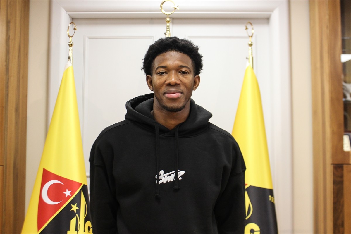 Üniversite eğitimi için memleketi Mali'den İstanbul'a gelen İstanbulspor'un 22 yaşındaki oyuncusu...