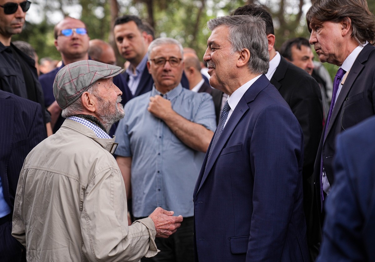 11. Cumhurbaşkanı Abdullah Gül (sağda), vefat eden dayısı Prof. Dr. Ahmet Tahir Satoğlu'nun...