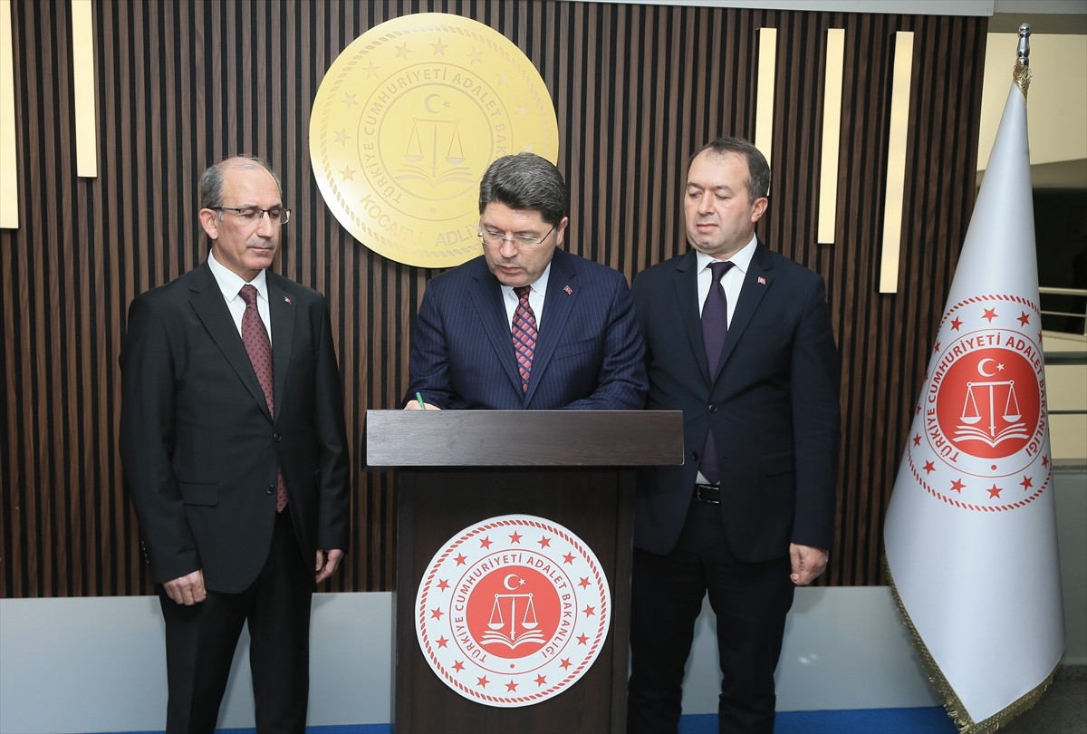 Adalet Bakanı Yılmaz Tunç, Kocaeli Adliyesinde ziyarette bulundu.