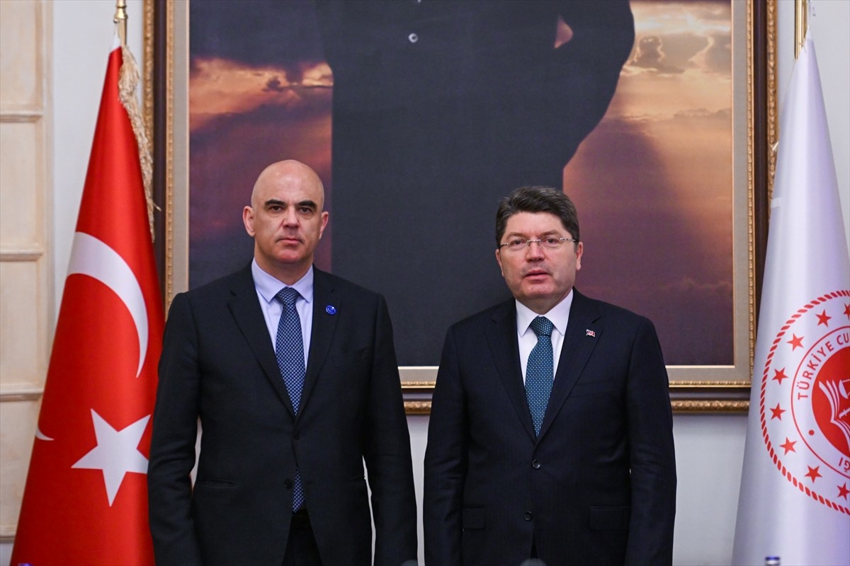 Adalet Bakanı Yılmaz Tunç (sağda), Avrupa Konseyi Genel Sekreteri Alain Berset (solda) ile...