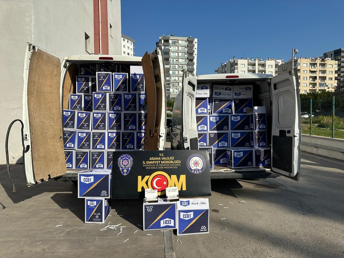 Adana'da 4 milyon 880 bin makaron (filtreli sigara kağıdı) ele geçirilen 2 panelvanın sürücüleri...