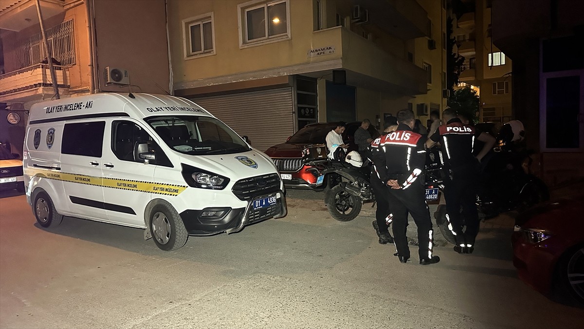 Adana'da apartman dairesinde iki kişiyi tabancayla öldüren zanlı, saklandığı başka binanın damında...