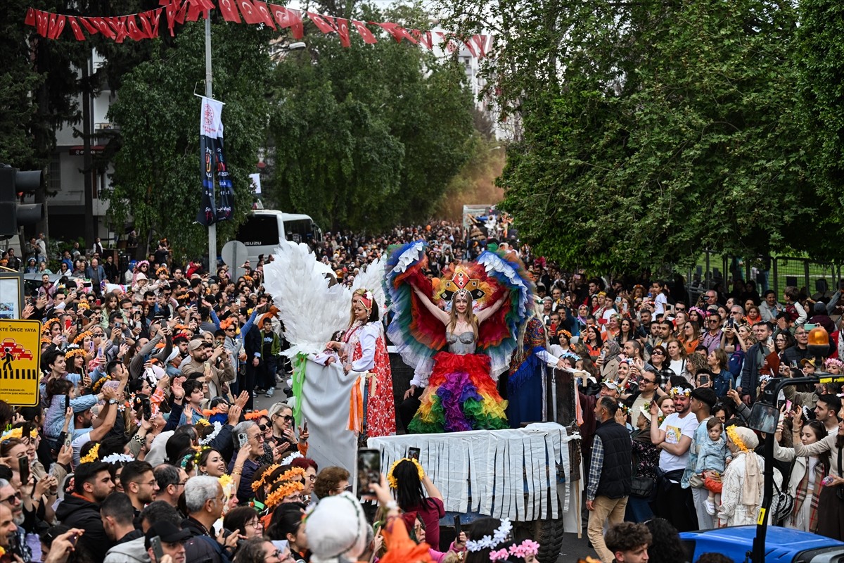 Adana'da düzenlenen 13. Uluslararası Portakal Çiçeği Karnavalı'nın geleneksel kostümlü kortej...