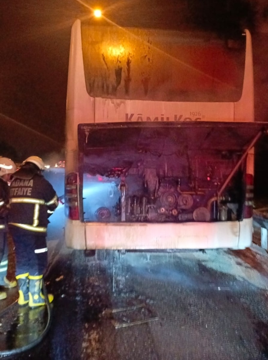 Adana'nın Pozantı ilçesinde seyir halindeki yolcu otobüsünde çıkan yangın itfaiye ekiplerince...