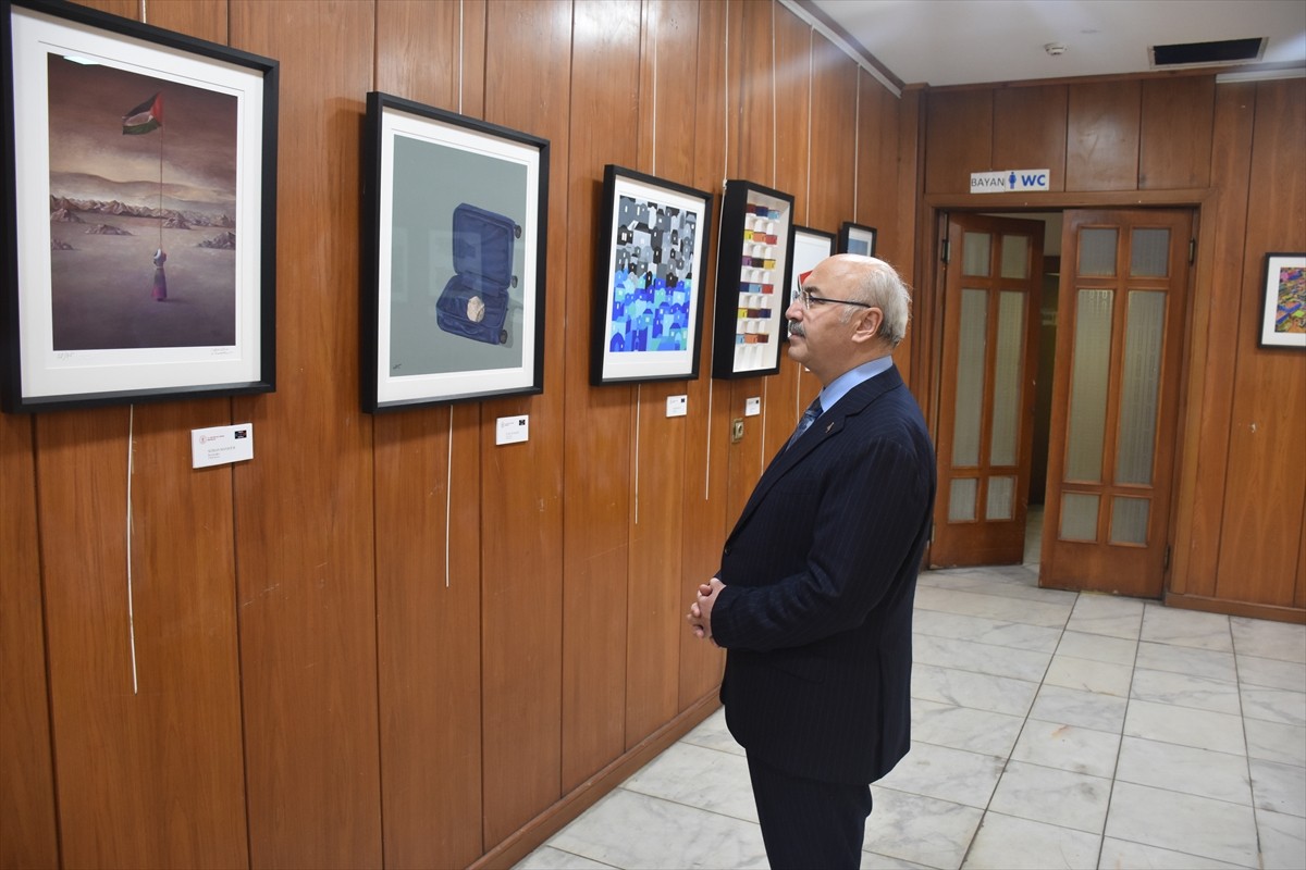 Adana Valisi Yavuz Selim Köşger, "Türkiye Kültür Yolu Festivali" kapsamında açılan ve 15...