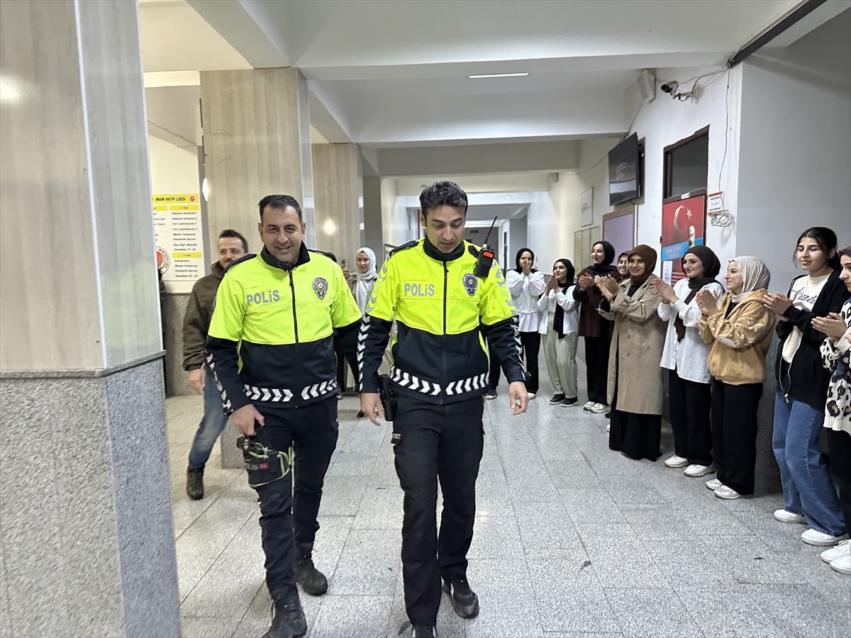  Adıyaman'ın Kahta ilçesinde kavga ihbarı üzerine okula giden polis ekipleri, öğrencilerin...