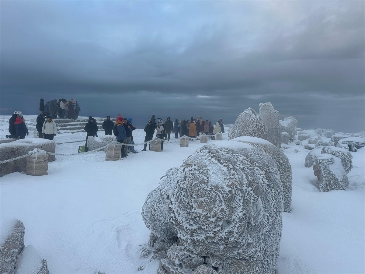 Adıyaman'ın Kahta ilçesinde yer alan, UNESCO Dünya Kültür Mirası Listesi'ndeki Nemrut Dağı karla...