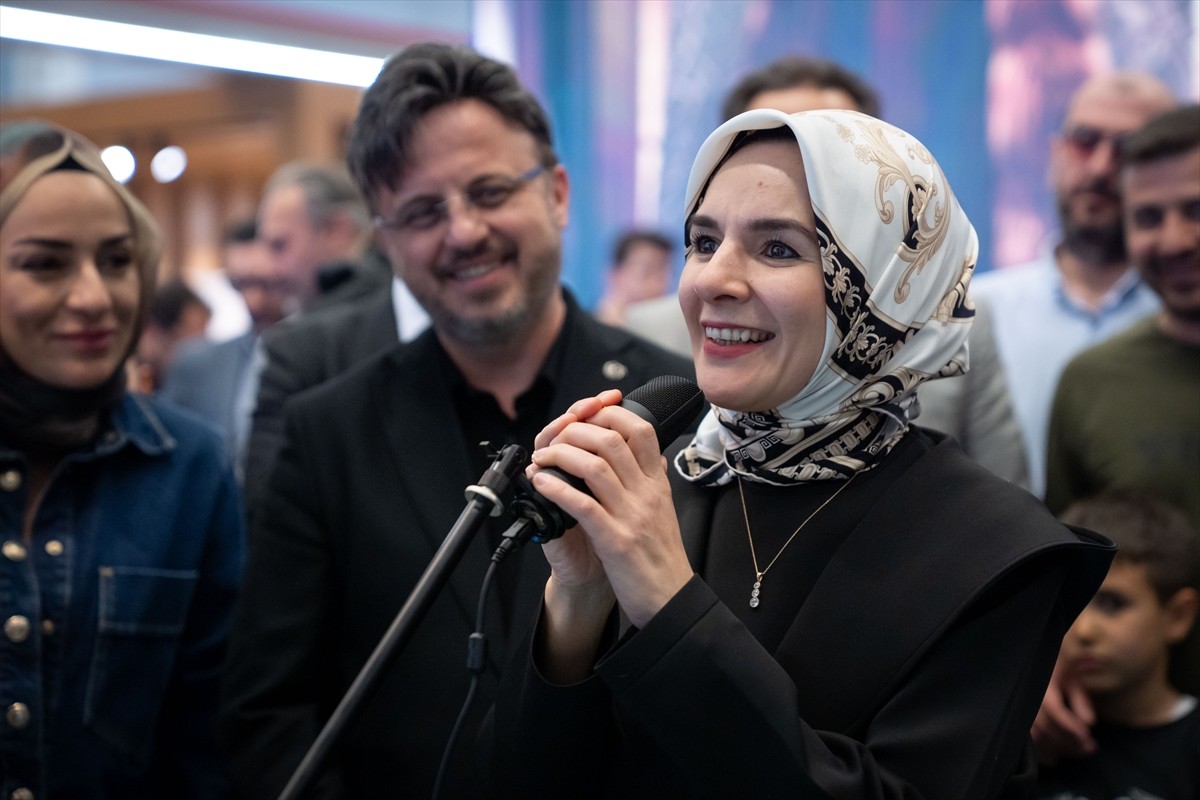 Aile ve Sosyal Hizmetler Bakanı Mahinur Özdemir Göktaş (sağ 2), Ankara Bilim Üniversitesi...